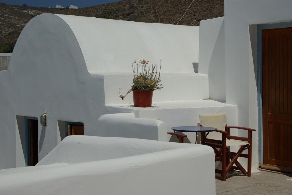 Akrotiri Hotel Exterior photo